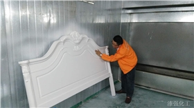 漆強漆總經理了解家具廠產品情況.jpg