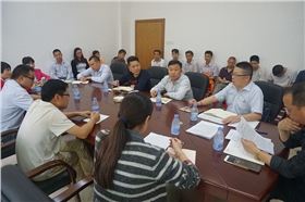 漆強員工在新廠會議廳召開月總結.jpg