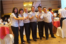 漆強(qiáng)化工網(wǎng)絡(luò)團(tuán)隊(duì)與CCTV-2 央視財(cái)經(jīng)評(píng)論員、單仁資訊集團(tuán)董事長(zhǎng)單仁合影(右三).jpg