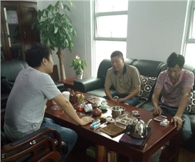 漆強化工業(yè)務(wù)蘇經(jīng)理(左)與江西南康客戶(右).jpg