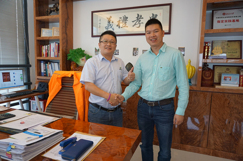 漆強(qiáng)化工張文（左）熱烈歡迎廣東門業(yè)市場總監(jiān)饒德亮（右）.jpg