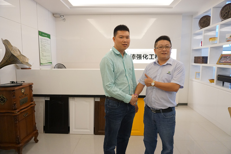 廣東省門業(yè)協(xié)會副秘書長（左）與漆強(qiáng)漆張文總經(jīng)理（右）.jpg